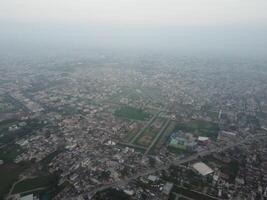 parte superior vista. areal ver de ciudad lahore en 2023-07-17 foto