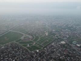 parte superior vista. areal ver de ciudad lahore en 2023-07-17 foto