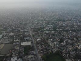 parte superior vista. areal ver de ciudad lahore en 2023-07-17 foto