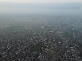 parte superior vista. areal ver de ciudad lahore en 2023-07-17 foto