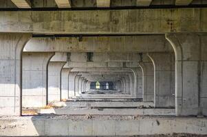 debajo Peaje la carretera puentes o carreteras dónde allí son muchos puente pilares perspectiva vista. foto