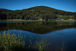 lago y colinas cerca krushevo foto