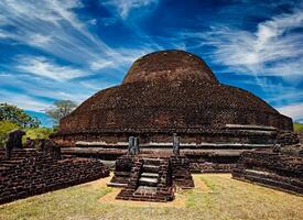 antiguo budista dagoba estúpido pabula vihara. sri lanka foto