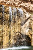 cascada en montaña oasis chebika, Túnez, África foto