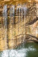 cascada en montaña oasis chebika, Túnez, África foto