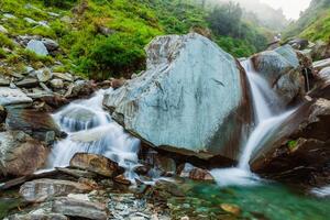 bhagsu cascada. bhagsu, himachal pradesh, India foto