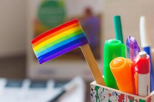 arco iris bandera en un escritorio foto