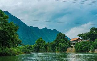 un aéreo ver de el río y el montañas de vanguardia vieng, Laos. asia-pacífico. foto