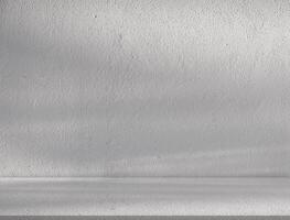 antecedentes blanco pared estudio cocina con luz de la sombra en cemento piso superficie textura, telón de fondo vacío gris habitación con podio monitor parte superior estante barra, en blanco hormigón con luz de sol para producto presente foto