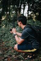 asiático modelo, aventurero excursionismo en medio de sentul pino bosques, cruce ríos, abrazando de la naturaleza belleza en Indonesia foto