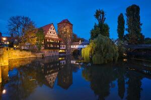 Nuremberg ciudad casas en orilla de pegniz río. Núremberg, franconia, baviera, Alemania foto