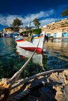 pescar barcos en puerto en pescar pueblo de mandráquia, milos isla, Grecia foto