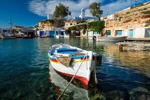 pescar barcos en puerto en pescar pueblo de mandráquia, milos isla, Grecia foto