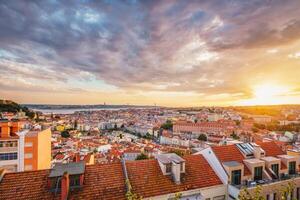 puesta de sol ver de Lisboa desde miradouro da senhora hacer monte punto de vista. Lisboa, Portugal foto