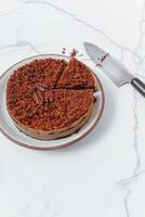 pedazo de pacana pastel en plato con cuchillo antecedentes foto