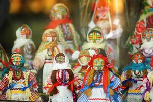 poltava, Ucrania - mayo 4, 2018 motankas - tradicional ucranio muñecas en monitor en juguete tienda ventana. símbolo de Fertilidad y casa guardianes, ellos tener No caras a dejar niños desarrollar imaginación foto