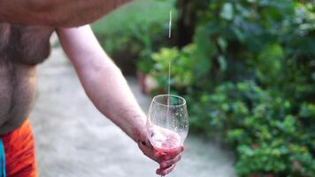 Traubentreten oder Trauben stampfen im traditionell Wein machen. Senior Farmer trennt Trauben von ein Bündel im traditionell Weg. Trauben sind mit Füßen getreten durch barfuß Mann zu Freisetzung Säfte und Start Fermentation video