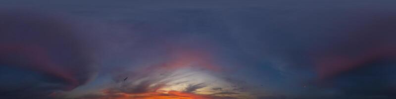 panorama de un oscuro azul puesta de sol cielo con rosado cúmulo nubes sin costura hdr 360 panorama en esférico equiángulo formato. lleno cenit para 3d visualización, cielo reemplazo para aéreo zumbido panoramas. foto