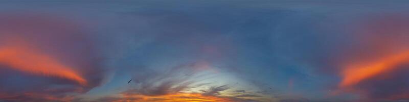 panorama de un oscuro azul puesta de sol cielo con rosado cúmulo nubes sin costura hdr 360 panorama en esférico equiángulo formato. lleno cenit para 3d visualización, cielo reemplazo para aéreo zumbido panoramas. foto
