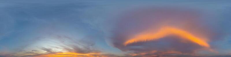 panorama de un oscuro azul puesta de sol cielo con rosado cúmulo nubes sin costura hdr 360 panorama en esférico equiángulo formato. lleno cenit para 3d visualización, cielo reemplazo para aéreo zumbido panoramas. foto