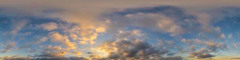 dorado brillante puesta de sol cielo panorama con cirro nubes hdr sin costura esférico equirrectangular 360 panorama. cielo Hazme o cenit para 3d visualización y cielo reemplazo para aéreo zumbido 360 panoramas. foto