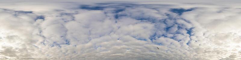 oscuro azul puesta de sol cielo panorama con cúmulo nubes sin costura hdr pano en esférico equirrectangular formato. completar cenit para 3d visualización, juego y cielo reemplazo para aéreo zumbido 360 panoramas. foto