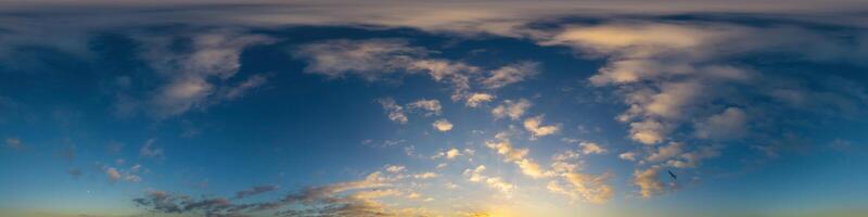 oscuro azul puesta de sol cielo panorama con cúmulo nubes sin costura hdr pano en esférico equirrectangular formato. completar cenit para 3d visualización, juego y cielo reemplazo para aéreo zumbido 360 panoramas. foto