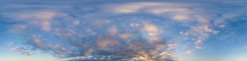 oscuro azul puesta de sol cielo panorama con cúmulo nubes sin costura hdr pano en esférico equirrectangular formato. completar cenit para 3d visualización, juego y cielo reemplazo para aéreo zumbido 360 panoramas. foto