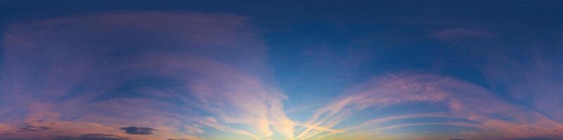 oscuro azul puesta de sol cielo panorama con rosado cirro nubes sin costura hdr 360 panorama en esférico equirrectangular formato. lleno cenit para 3d visualización, cielo reemplazo para aéreo zumbido panoramas. foto