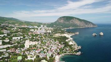 antenn panorama- se på gurzuf tillflykt stad och Björn fjäll, ayu-dag, yalta, krim. vår solig dag. natur sommar hav hav strand bakgrund. semester, resa och Semester begrepp. video