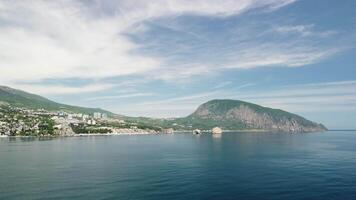 hoerzoef, Krim - antenne panoramisch visie Aan gurzuf baai met beer berg ayu-dag en rotsen adalair, artek - oudste kinderen vakantie kamp. yalta regio, de zuiden kust van Krim schiereiland video