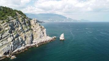 aérien vue de Roche parus voile dans Yalta, Crimée et ayu-dag ours Montagne à brillant ensoleillé journée plus de le noir mer. Roche parus dans gaspra près hirondelle nid dans Crimée. video