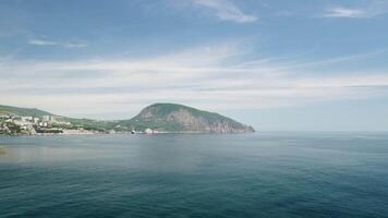 gurzuf, crimea - antenn panorama- se på gurzuf bukt med Björn berg ayu-dag och stenar adalary, artek - äldsta barn semester läger. yalta område, de söder kust av crimea halvö video