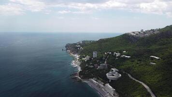 aéreo ver de rock parus vela en yalta, Crimea a brillante soleado día terminado el negro mar. rock parus en gaspra cerca de golondrina nido en Crimea. video