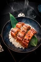 rebanado A la parrilla Anguila o A la parrilla unagi con salsa kabayaki - .japonés comida estilo foto