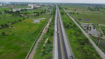 snelweg vervoer met velden Aan 09-07-2023 Bij sjeikhoepura in Pakistan video