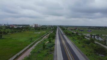 autostrada mezzi di trasporto con i campi su 2023-07-09 a sheikhupura nel Pakistan video