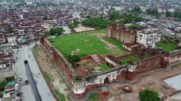 aéreo ver de población en pequeño ciudad shekihupura en 2023-07-09 en Pakistán. video