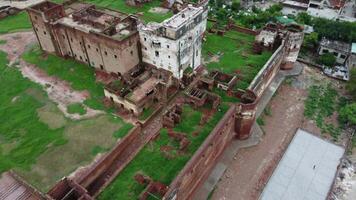 aéreo ver de población en pequeño ciudad shekihupura en 2023-07-09 en Pakistán. video