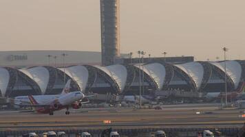 Bangkok, Thailand - - Januar 19, 2023. Passagier Flugzeug Airbus a320, HS-VKS von thailändisch vietjetair nehmen aus, Schließen das Chassis. Verkehrsflugzeug Abflug. Passagier Flug Klettern video