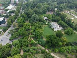 aéreo ver de verde ciudad en 2023-09-17 en lahore Pakistán foto