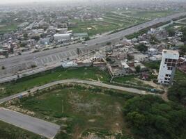 aéreo ver de dha fase-6, principal cuadrado, un pequeño pueblo en 2023-07-18 en lahore Pakistán. foto