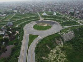 aéreo ver de dha fase-6, principal cuadrado, un pequeño pueblo en 2023-07-18 en lahore Pakistán. foto