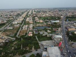 aéreo ver de dha fase-6, principal cuadrado, un pequeño pueblo en 2023-07-18 en lahore Pakistán. foto