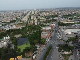 aéreo ver de dha fase-6, principal cuadrado, un pequeño pueblo en 2023-07-18 en lahore Pakistán. foto