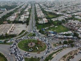 aéreo ver de dha fase-6, principal cuadrado, un pequeño pueblo en 2023-07-18 en lahore Pakistán. foto