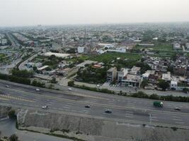 aéreo ver de dha fase-6, principal cuadrado, un pequeño pueblo en 2023-07-18 en lahore Pakistán. foto