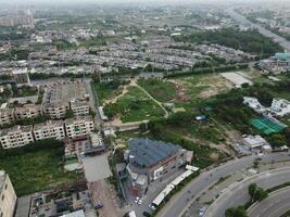 aéreo ver de dha fase-6, principal cuadrado, un pequeño pueblo en 2023-07-18 en lahore Pakistán. foto