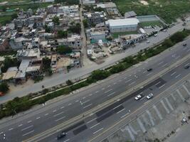 aéreo ver de dha fase-6, principal cuadrado, un pequeño pueblo en 2023-07-18 en lahore Pakistán. foto