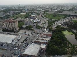 aéreo ver de dha fase-6, principal cuadrado, un pequeño pueblo en 2023-07-18 en lahore Pakistán. foto